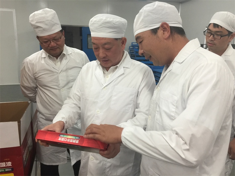 楊文龍董事長(zhǎng)親臨生產(chǎn)一線視察工作