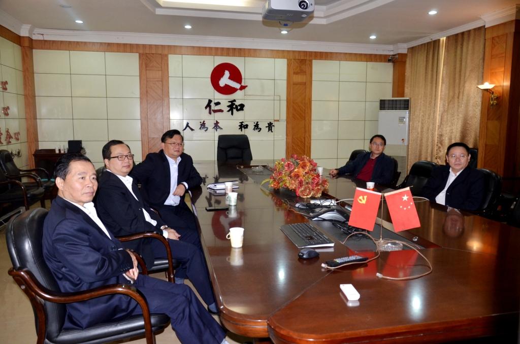 仁和集團干部員工認真收聽收看十九大開幕盛況