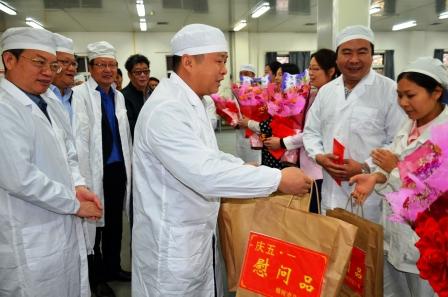 樟樹市領導2016五一節(jié)前夕走訪慰問 (1).jpg