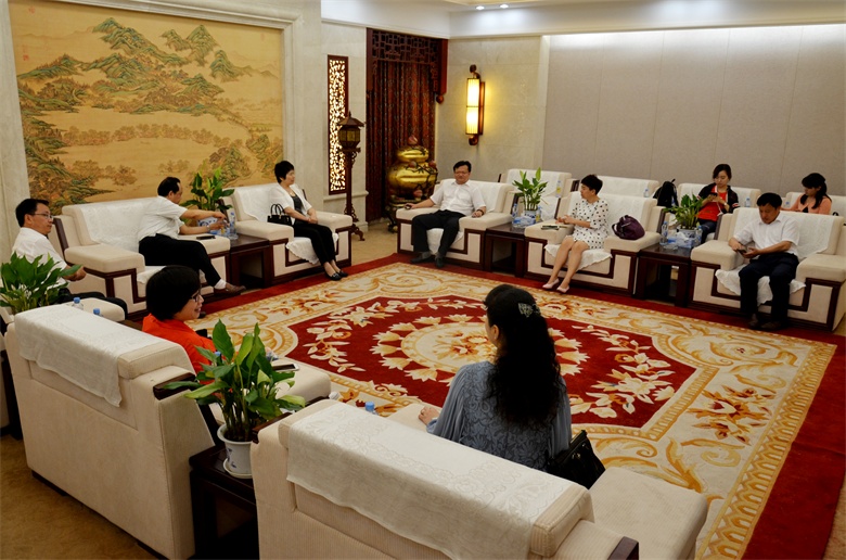 1497248145125020870.jpg 《中國醫(yī)藥報(bào)》副總編楊玲玲到仁和集團(tuán)進(jìn)行走基層調(diào)研 (1).jpg