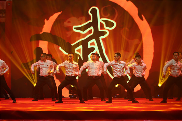 2仁和集團隆重舉行2019年春節(jié)聯(lián)歡晚會 1.jpg